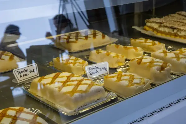 Ponche segoviano, un postre típico de Segovia, cubierto de mazapán y decorado con un glaseado de huevo y azúcar.