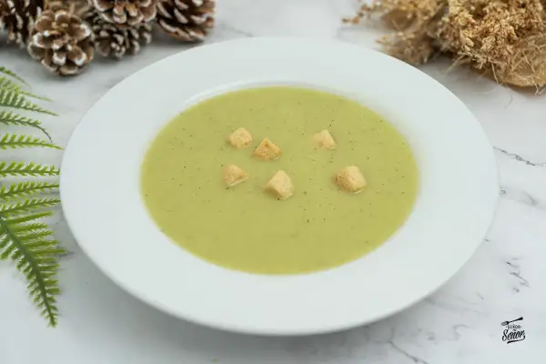 Crema de calabacín suave y reconfortante, adornada con picatostes crujientes. Perfecta para un día fresco.